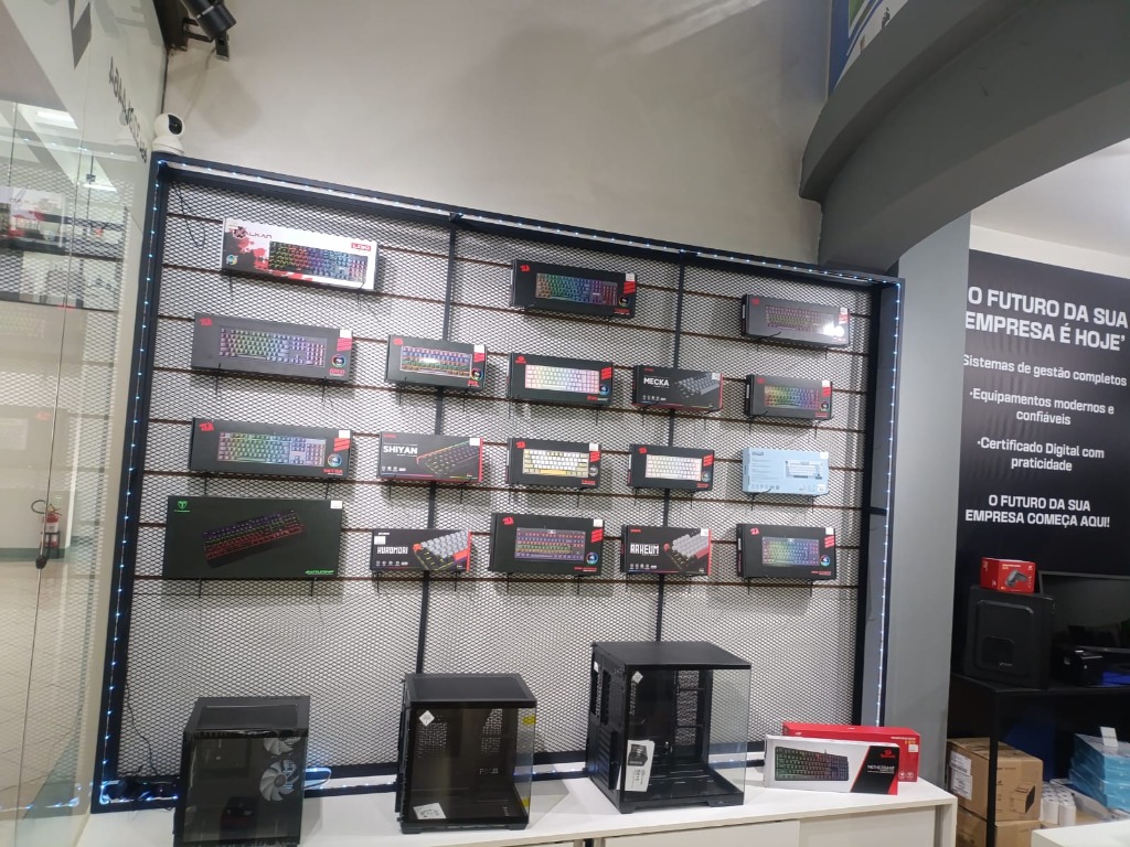 Showroom gamer e parede de teclados mecânicos